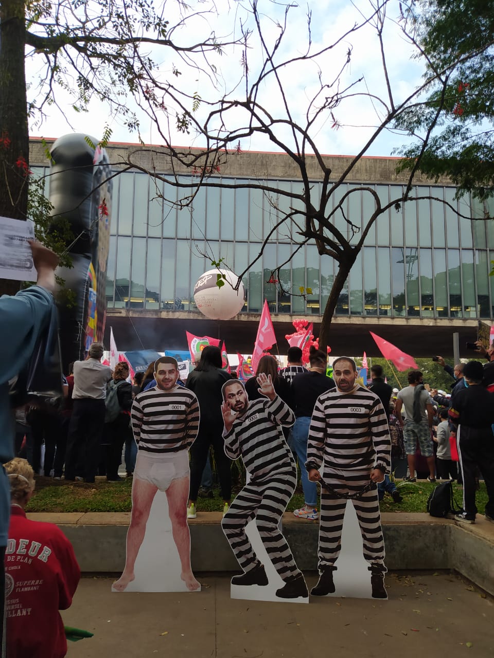 manifestação-bolsonaro Imagem dos filhos do presidente com roupas de presidiários
