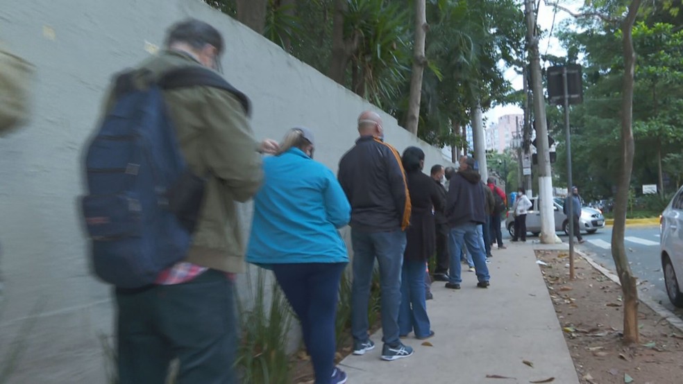 Filas em posto de vacinação contra a Covid-19