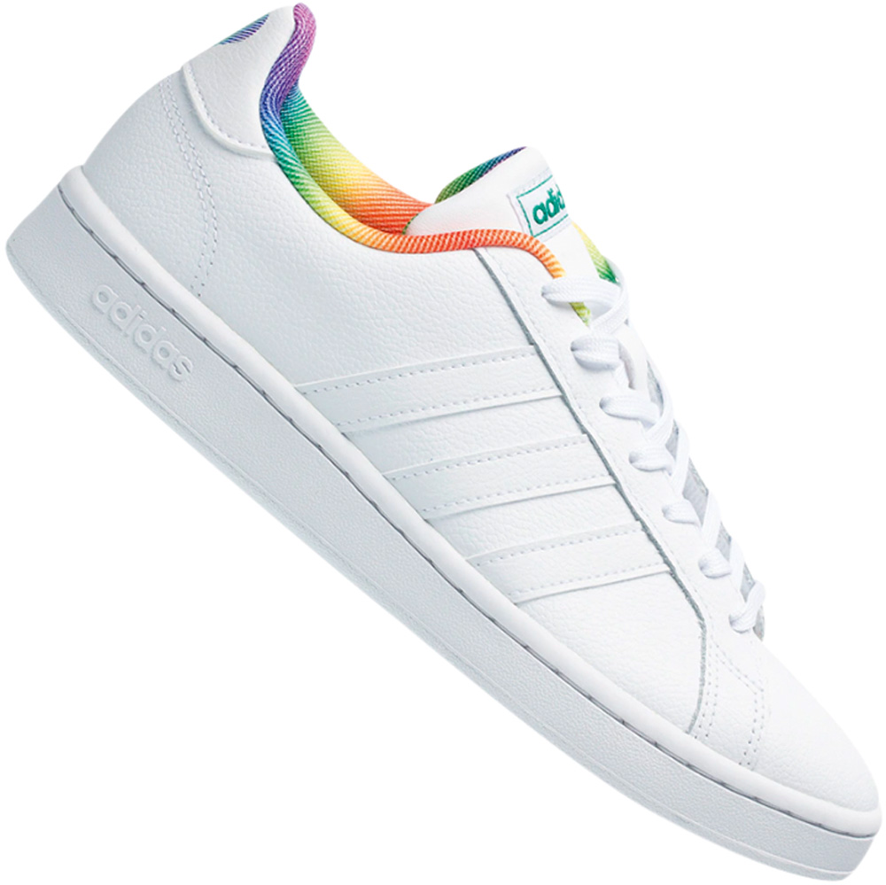 T&ecirc;nis branco com a parte interior estampada com as cores da bandeira LGBT