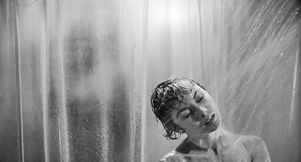 classicos4.jpg A imagem mostra Janet Leight no chuveiro, com o pano transparente atrás, em cena clássica do filme Psicose.