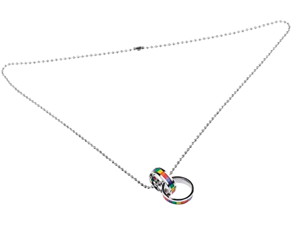 Colar em a&ccedil;o tem dois an&eacute;is pendurados com a bandeira LGBT