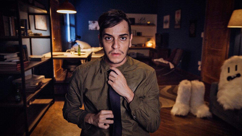 Mesmo com espaços limitados, Como Hackear Seu Chefe é uma comédia dinâmica