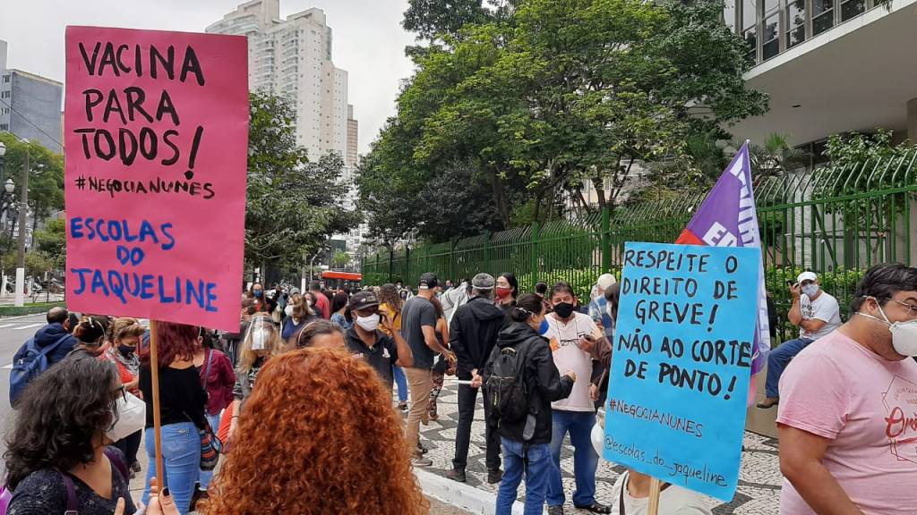 Professores fazem protesto por mais vacinas após docente morrer de Covid