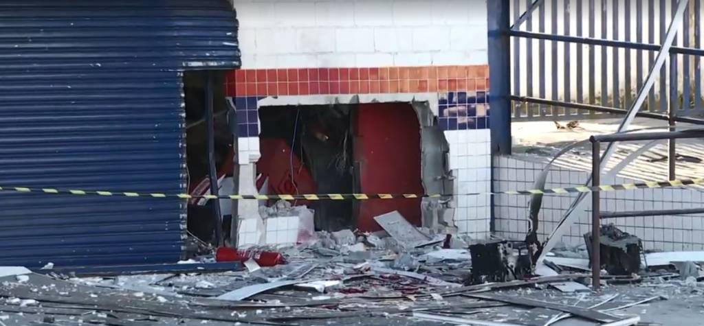 Criminosos explodem caixas eletrônicos de supermercado na Zona Sul