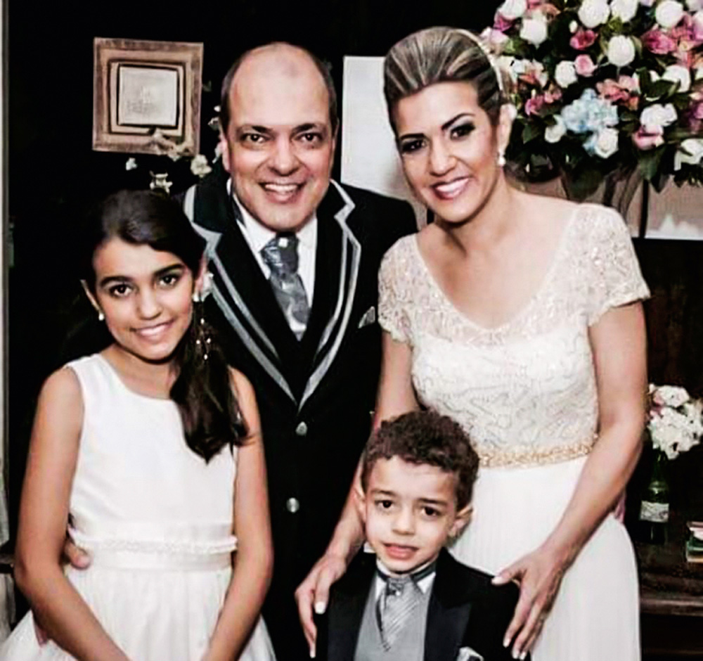 nosso-louco-amor-anna-marcelo-casa-nossa-sambista-15-anos-para-casar-casamento.jpg anna e marcelo no dia do casamento posando para a foto com os filhos giovanna e guilherme. todos estão com roupas para a ocasião
