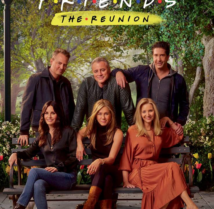 A imagem mostra os seis protagonistas de Friends, com as três mulheres sentadas no banco, e os três homens em pé, atrás delas.
