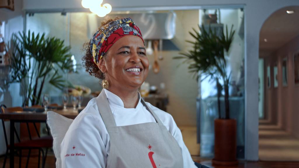 Cozinheira Ieda de Matos recebe convidados especiais em nova casa