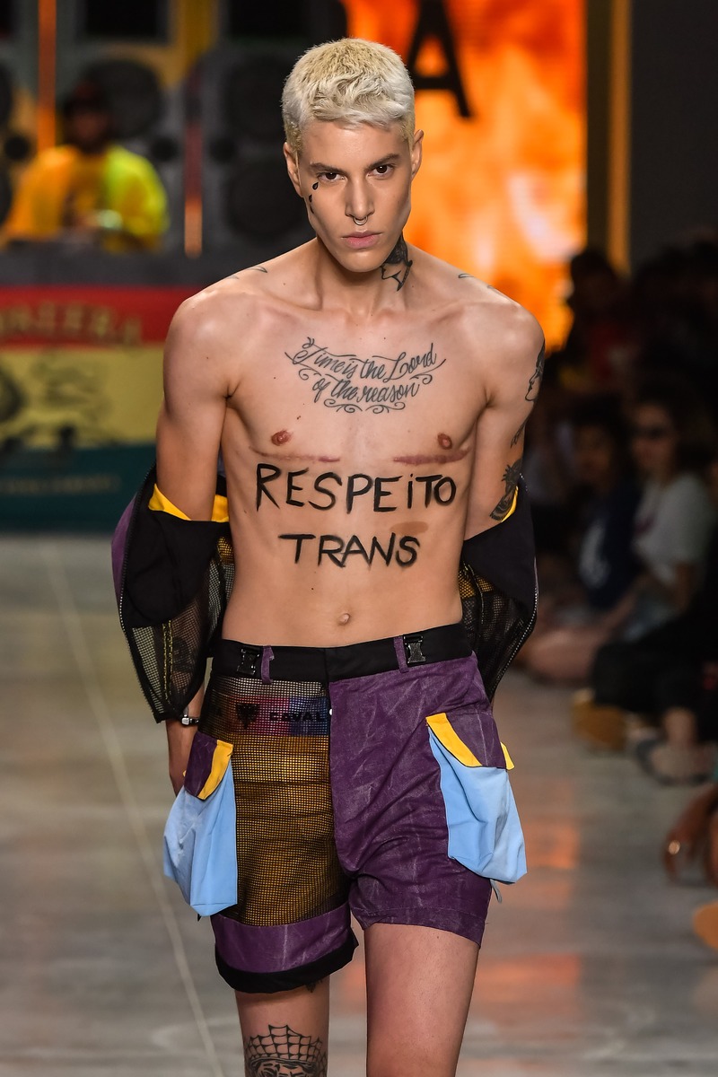 Sam Porto – São Paulo Fashion Week 2019 O brasiliense Sam Porto protesta em desfile da SPFW com escrita