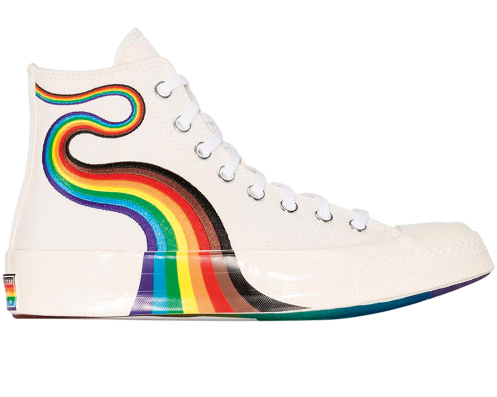 T&ecirc;nis branco de cano alto. Tem curvas em sua extens&atilde;o pintados com a bandeira LGBT