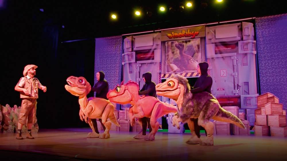 Bebês dinossauros divertem a criançada em peça infantil