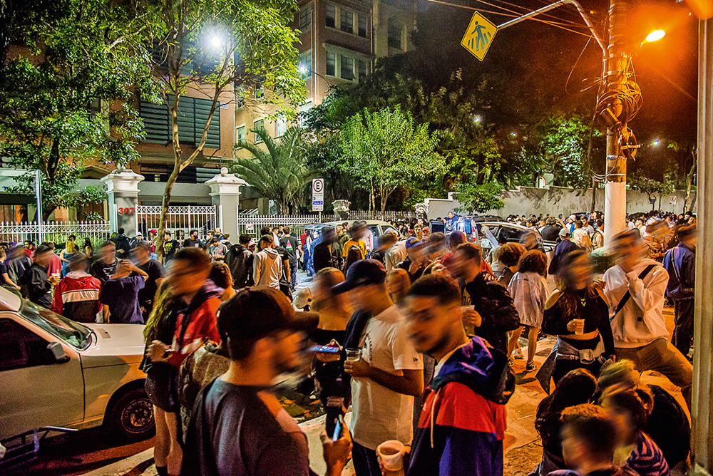 aglomerações-ruas-sp-pandemia-maria-antônia muitas pessoas bebendo e conversando em aglomeração de rua durante a pandemia na rua maria antônia