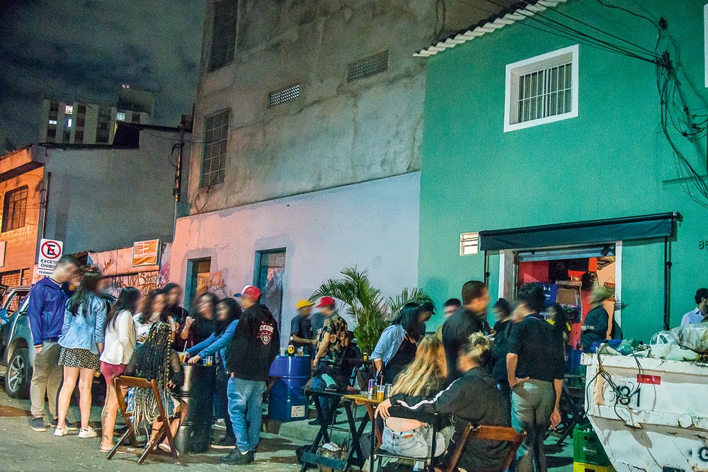 aglomerações-ruas-sp-pandemia-édson-dias muitas pessoas bebendo e conversando em aglomeração de rua durante a pandemia na rua édson dias
