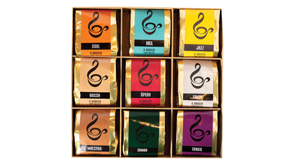 Dia dos Pais – IL Barista Cafés Especiais Caixa de madeira com nove variedades de café do IL Barista Cafés Especiais em fundo branco.