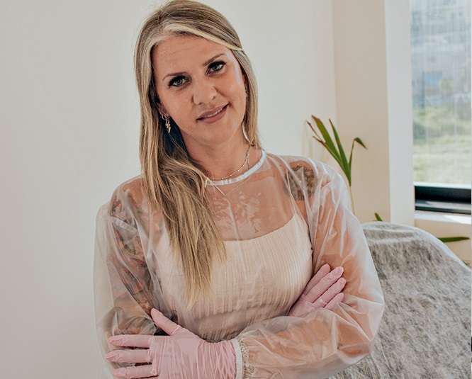 Paulistana que trabalhava em cirurgias vira body piercer e faz ‘visagismo de orelha’