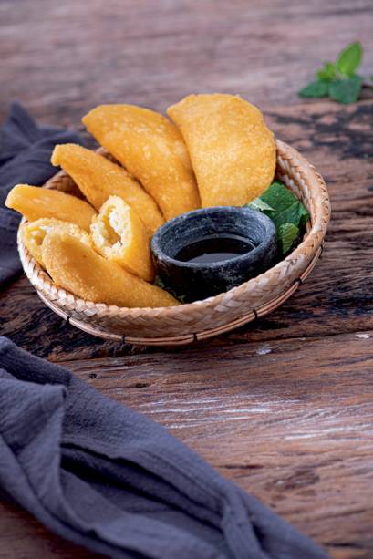 Pastel caipira: de farinha de milho com recheio de queijo de coalho