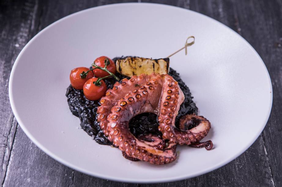 Arroz em tinta de lula: com polvo, tomate confit e limão-siciliano Arroz em tinta de lula: com polvo, tomate confit e limão-siciliano