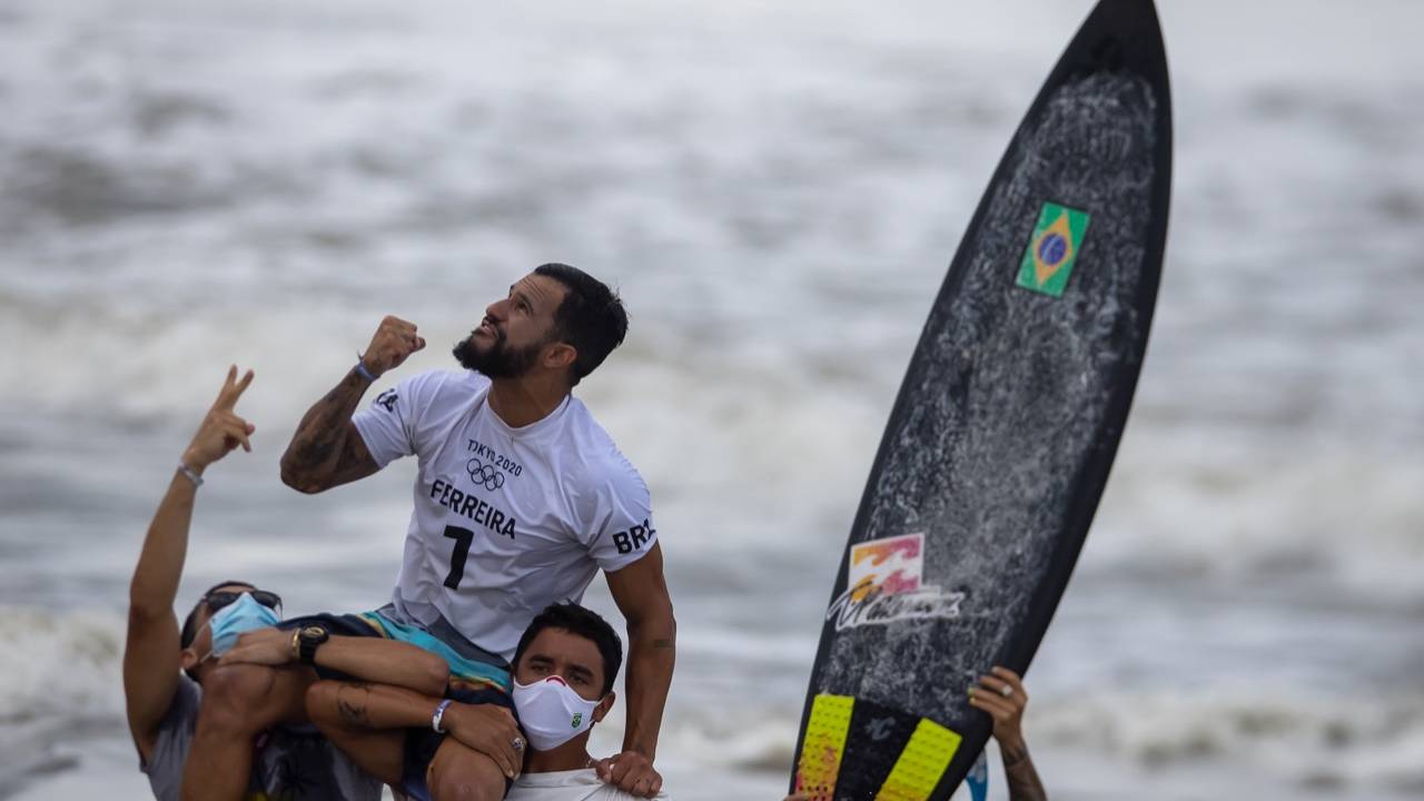 A imagem mostra o surfista Ítalo Ferreira comemorando vitória
