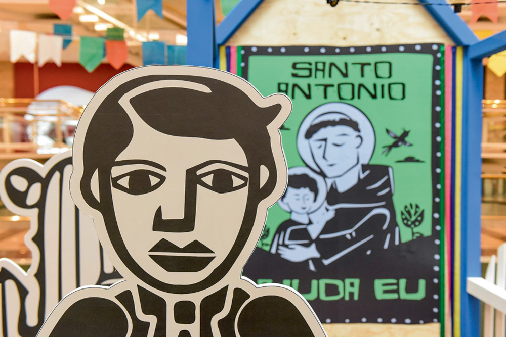 FOTO JUNINA SAF – Divulgação (4).jpg Foto de placa decorativa de festa junina de um homem