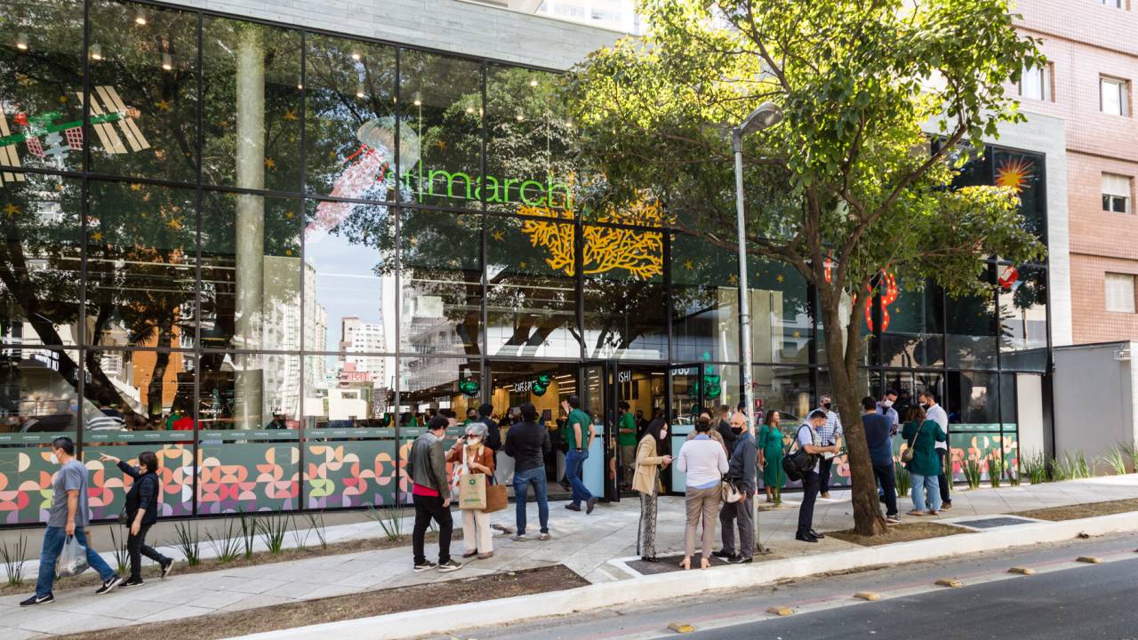 Fachada do supermercado St Marche na Avenida Rebouças com pessoas na frente.