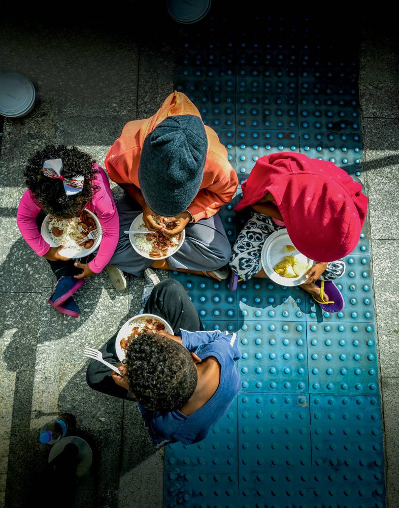 Sem emprego e sem comida, famílias inteiras saem da periferia para viver nas calçadas do Centro