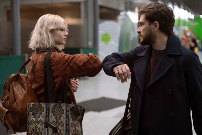 Modern Love Homem e mulher, atores de Modern Love, se cumprimentam com o braço em cena de episódio