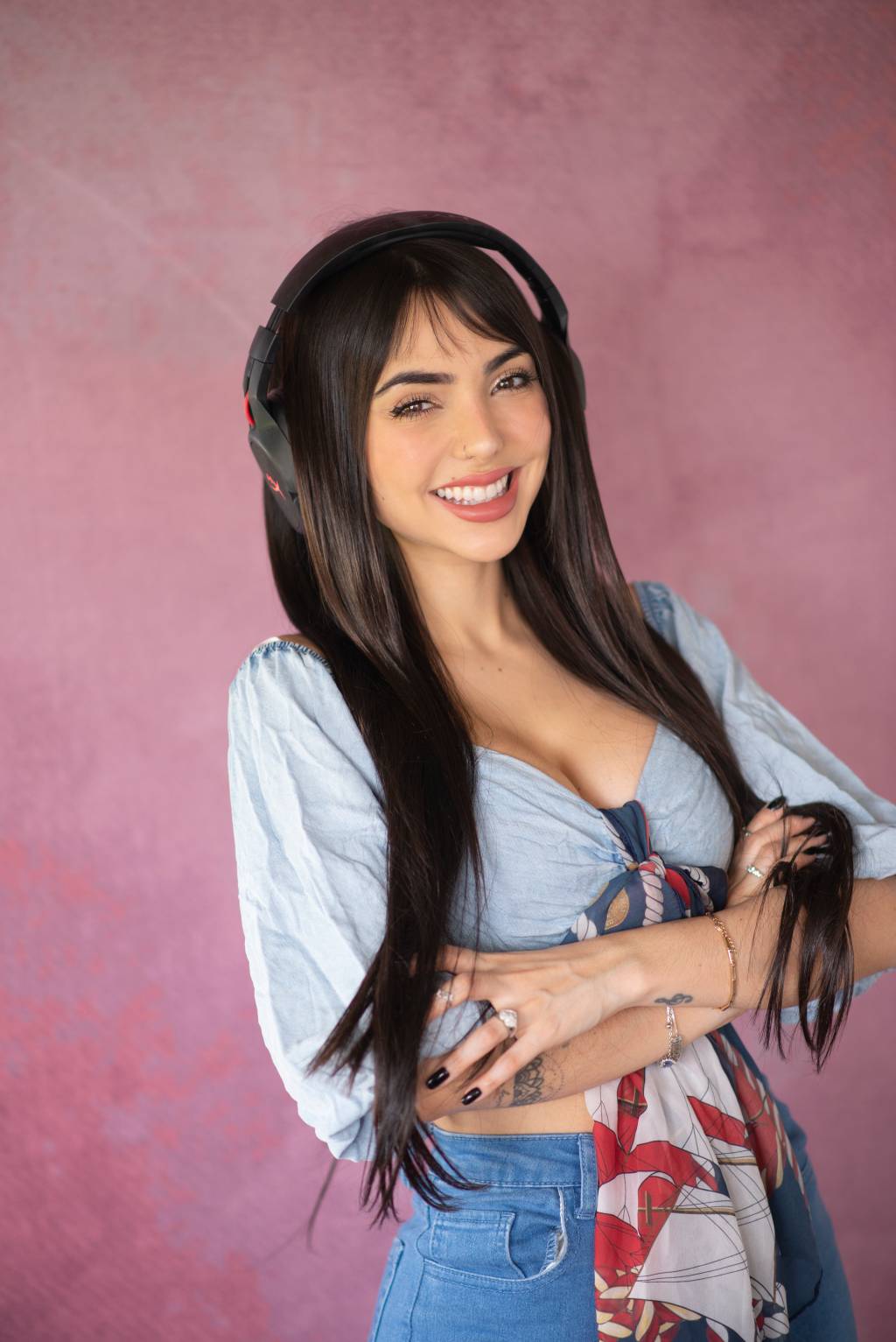 Musa dos games: Nyvi Estephan apresenta final de reality show no SporTV
