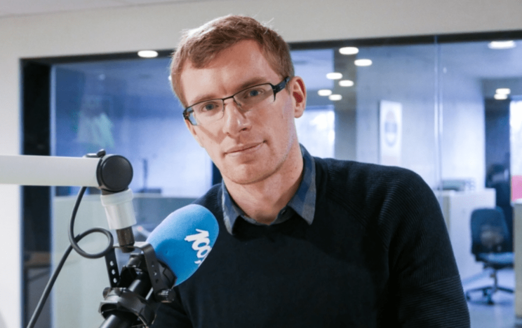 Repórter poliglota já entrevistou Pelé e quase foi morto em guerra na Líbia