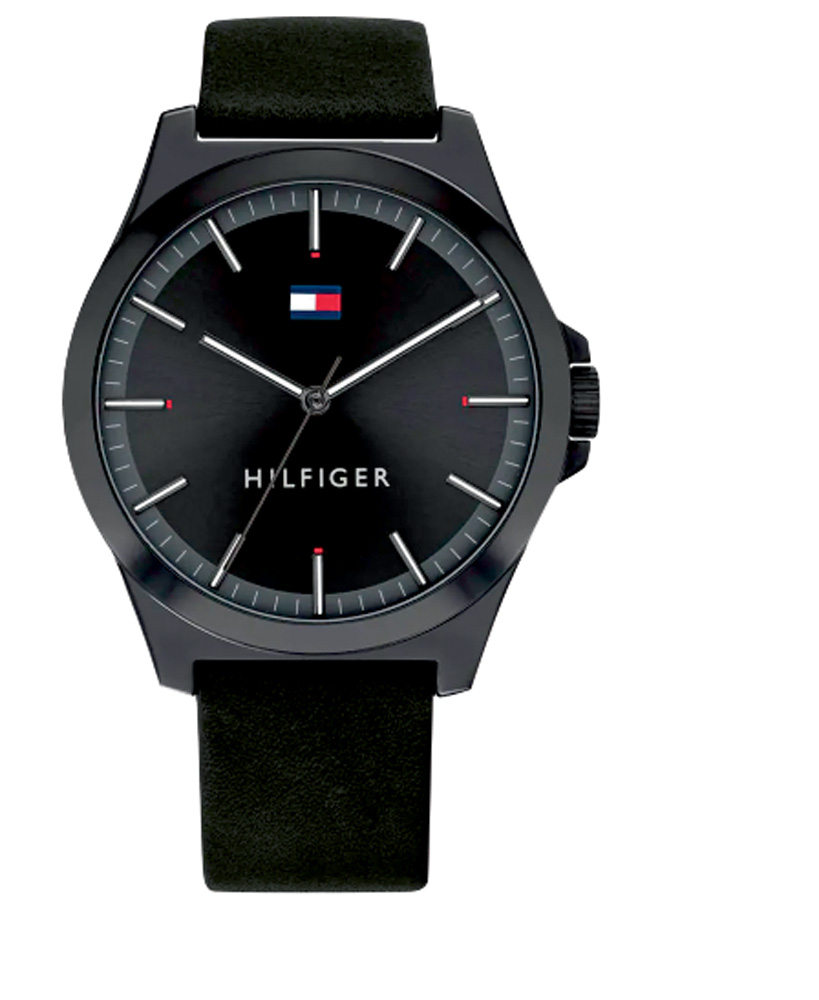 Um rel&oacute;gio todo preto. No display, n&atilde;o h&aacute; n&uacute;meros, s&oacute; ponteiros e o s&iacute;mbolo da Tommy Hilfiger