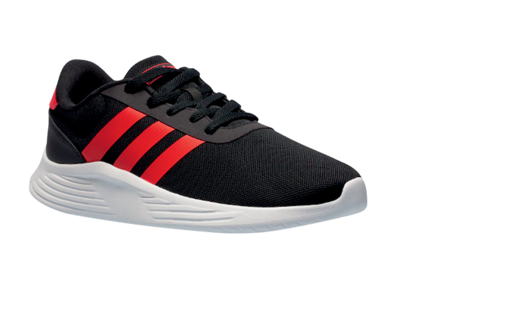 T&ecirc;nis preto, com sola branca e tr&ecirc;s listras vermelhas na lateral