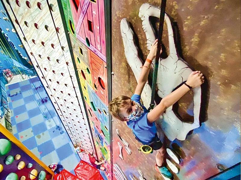 Casa de Pedra tem aventura em escaladas de até 14 metros para a criançada