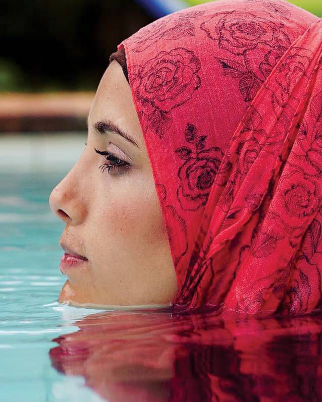 Carima Orra – influenciadores TikTok Imagem mostra rosto de perfil de mulher utilizando o véu do hijab saindo da piscina