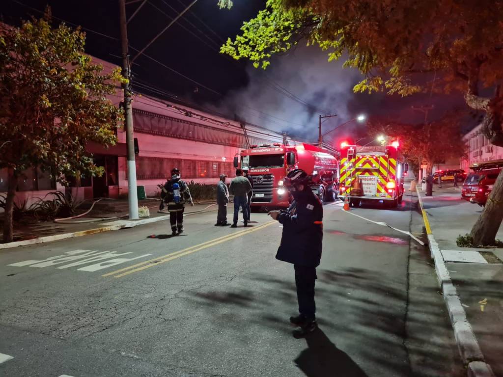 cinemateca Imagem mostra rua com carros do corpo de bombeiros e edifício, de onde sai fumaça