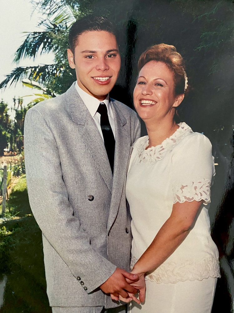 abner-matias-tema-blanco-nosso-louco-amor-diferença-idade-casamento.JPG foto antiga de casamento de abner e telma. eles estão com as roupas utilizadas na cerimônia e semiabraçados posando para a foto de mãos dadas