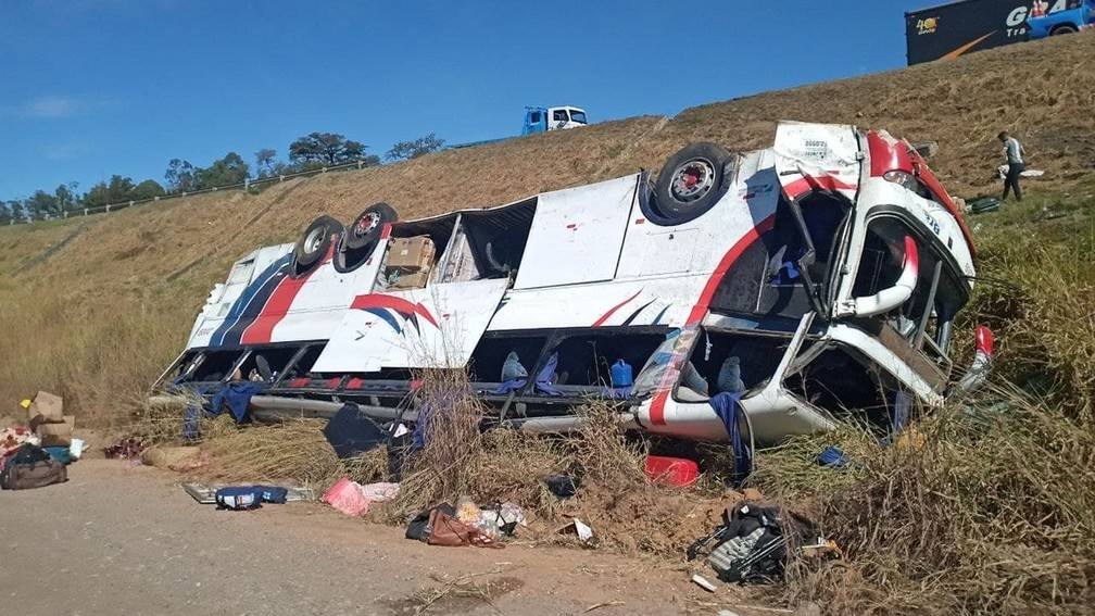 Ônibus cai em ribanceira e mata três pessoas em Rio Claro