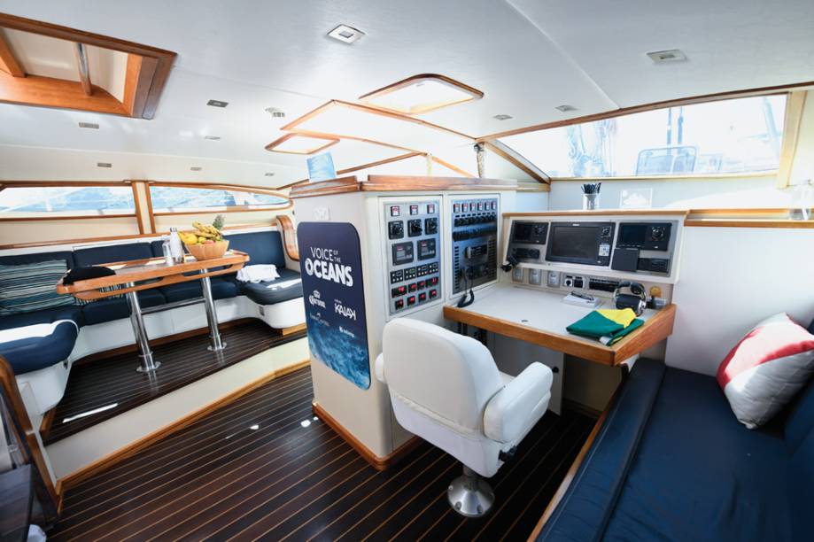 Área de pilotagem do barco Kat, da família Schurmann