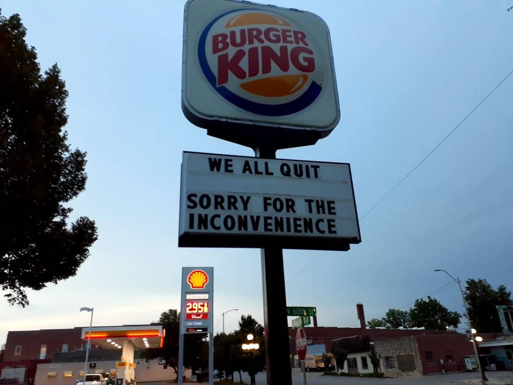 Funcionários do Burger King estampam em letreiro do fast food pedido de demissão em massa