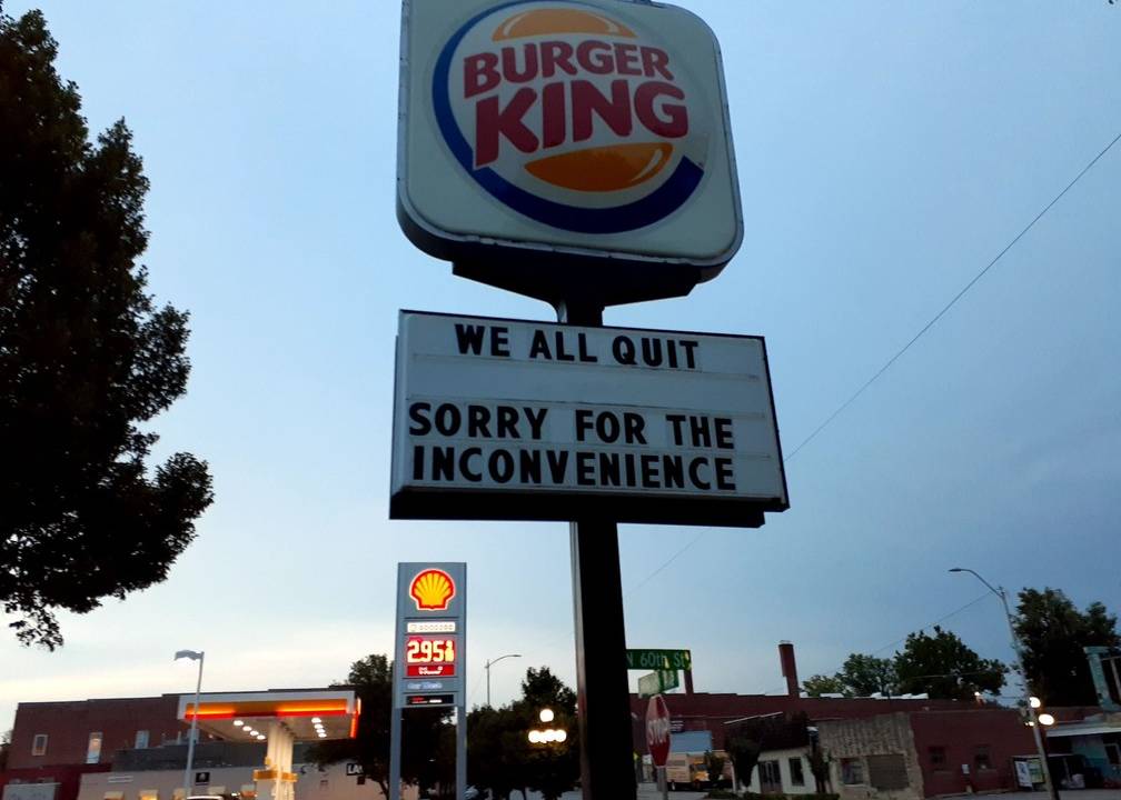 Imagem mostra símbolo da rede Burger King, em fachada de unidade do fast food, com letreiro que diz: "we all quit, sorry for the inconvenience"