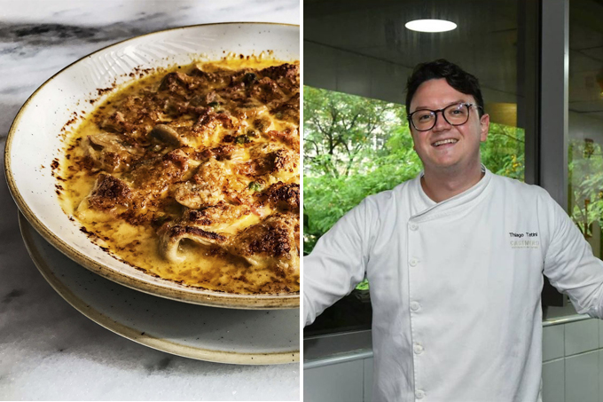 Duas fotos verticais unidas por linha fina branca. À esquerda um prato de capelete à romanesca gratinado em prato fundo de louça branca com borda dourada. À direita, o chef Thiago Tatini de dólmã sorrindo de braços abertos para a foto.