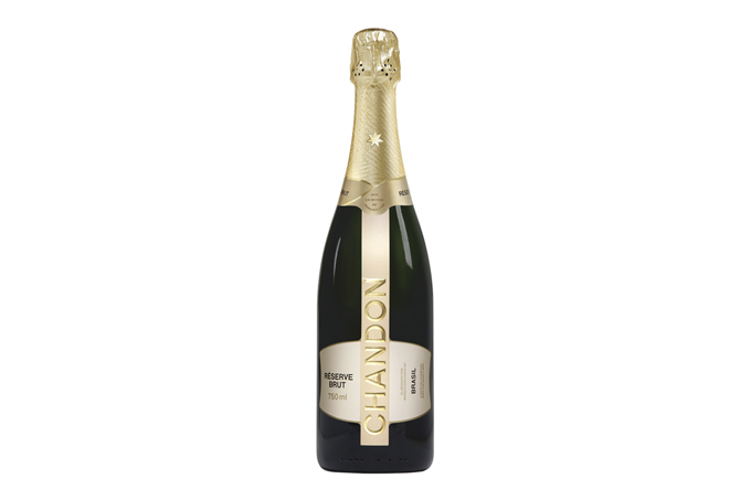 Chandon Brut Reserve Garrafa de espumante Chandon Brut Reserve em fundo branco.