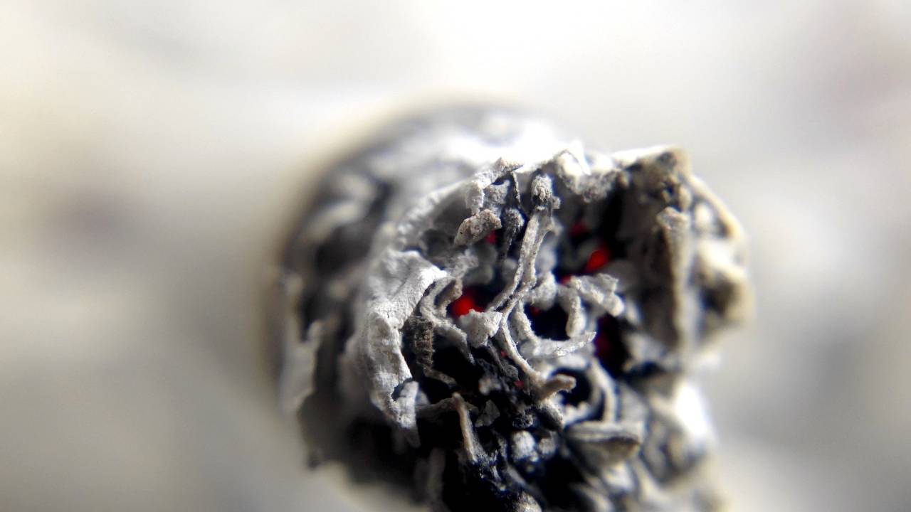 Imagem mostra bituca de cigarro parcialmente queimada