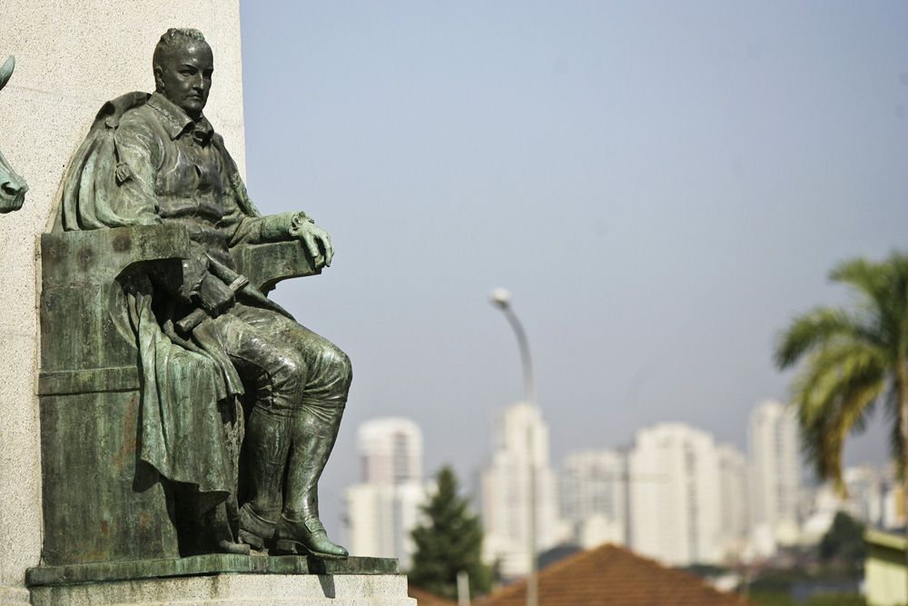 diogo-feijó-incêndio-estátua-borba-gato-discussão-homenagem-figuras-contestadas.jpg Estátua de Diogo Antônio Feijó, em frente ao Museu do Ipiranga