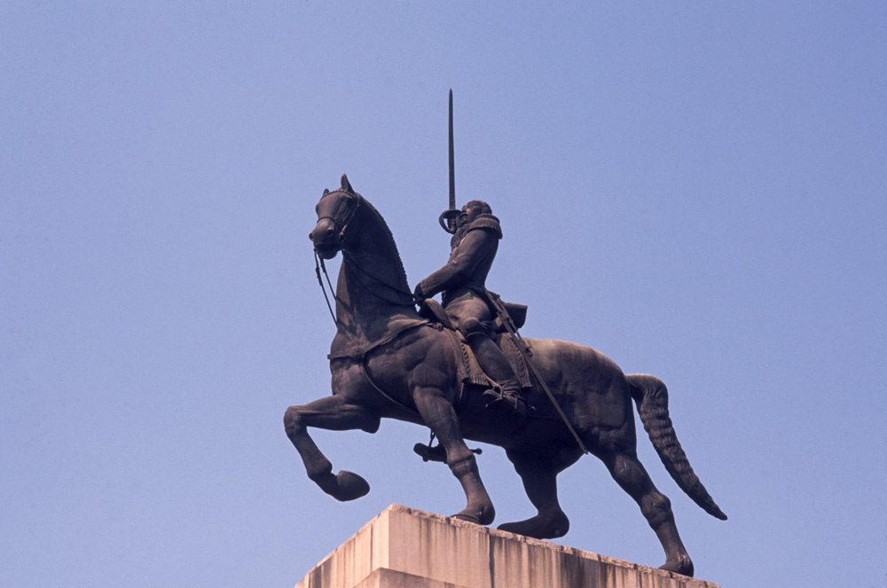 duque-de-caxias-incendio-estatua-borba-gato-discussao-homenagem-figuras-contestadas.jpg.jpg estátua de Duque de Caxias, na Praça Princesa Isabel