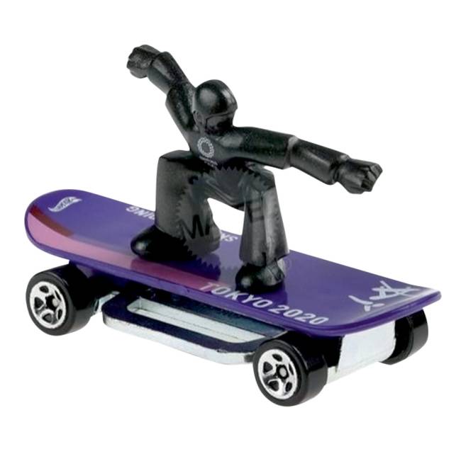 Boneco preto está em cima de um skate roxo que tem o logo dos Jogos Olímpicos de Tóquio
