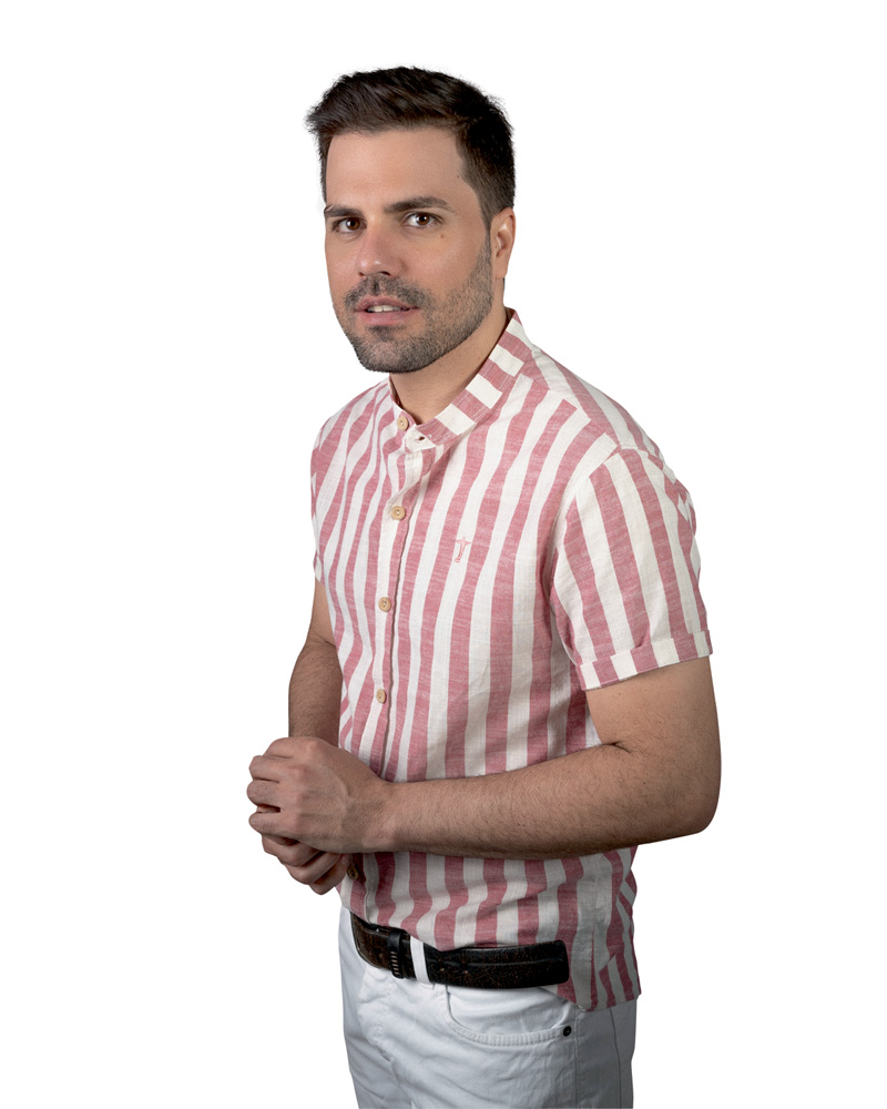 CleitonSaraiva – influenciadores TikTok Homem vestindo camisa listrada rosa e branca olha para a câmera com sorriso leve