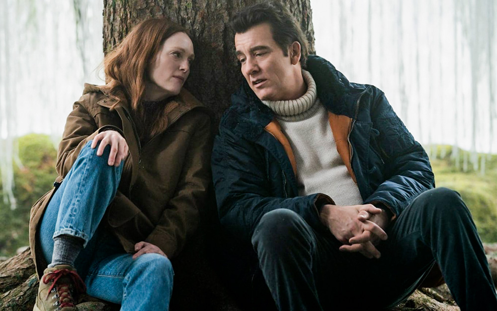 liseystoryapple-divulgacao.jpg A imagem mostra o casal de personagens da série apoiados num tronco de árvore, lado a lado, conversando e olhando uma para o outro.