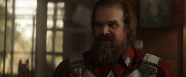 O ator David Harbour, com barba, em cena do filme Viúva Negra
