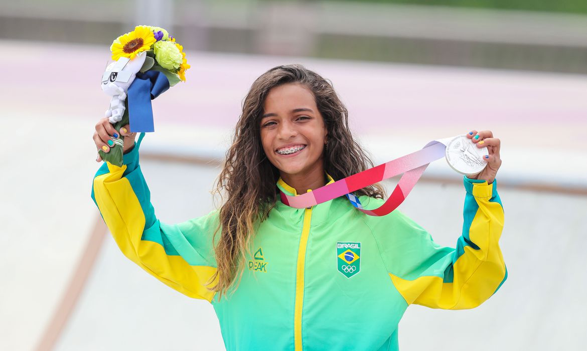 Rayssa Leal segura medalha de prata e sorri