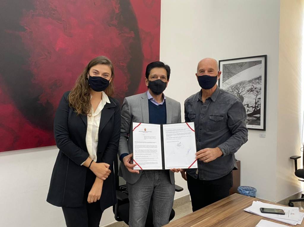 ricardo-nunes-decreto-centro-castração-zona-sul-sp ricardo nunes segurando papéis de decreto acompanhado por Juliana Camargo (à esq), presidente da AMPARA Animal e o vereador Xexéu Tripoli (à dir)