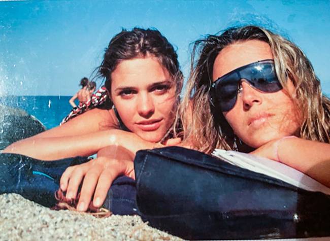 Fernanda Lima (à esquerda) e Helena Rizzo (à direita) deitadas em praia de Barcelona.