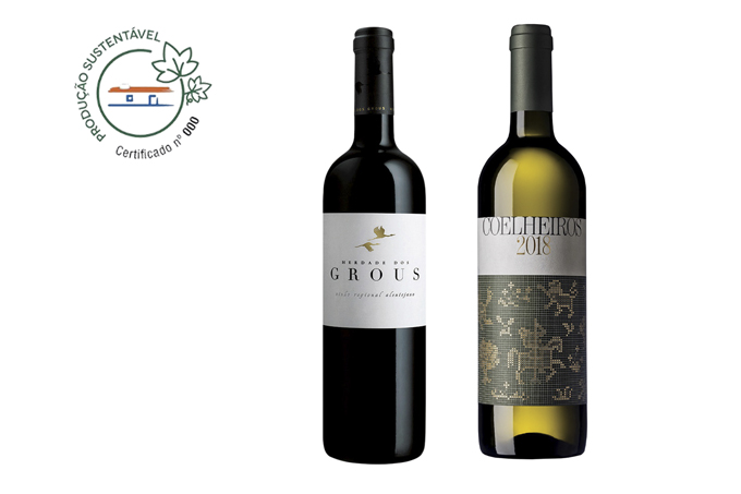 vinhos alentejanos Garrafas dos vinhos Coelheiros 2018 e Herdade dos Grous ao lado do selo do Programa de Sustentabilidade Vinhos do Alentejo (PSVA).